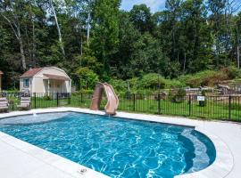 NEW Secluded Pool Home 20 Mins to DWTN, villa in Bellevue
