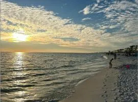 Walk 2 Beach Golf Dining & More -Sleeps 12