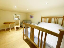 Ground floor basement apartment in Ebbw Vale, hotel in Ebbw Vale