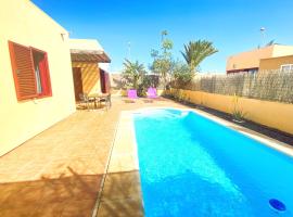 Villa Marlau con piscina privada, cheap hotel in La Oliva