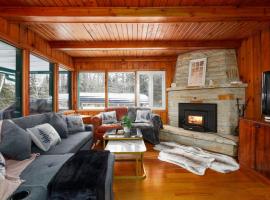 The Nordic 5BR Chalet by Instant Suites - Pvt HotTub, hotelli Mont-Tremblantissa