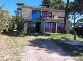 Casa Amarilla con Jacuzzi, hytte i Punta Del Diablo