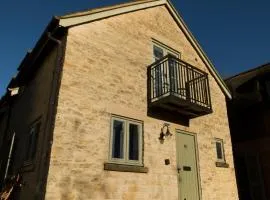 Pet friendly Cotswold Cottage with hot tub and swimming pools