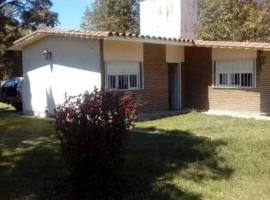 Casa a 3 cuadras del balneario playas de oro, hotel en Villa Carlos Paz