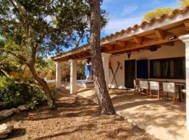 Casa Migjorn, immersa nella natura a pochi passi dal mare, villa in Es Calo