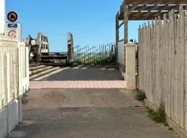 10 Metres de la plage avec piscine et jardin