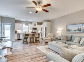 Beaufort Townhome with Pool Access 2 Mi to Downtown โรงแรมในโบฟอร์ต