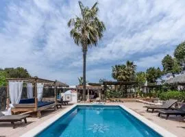 Casa con piscina, jardín y juegos exteriores