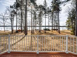 Northeast Wisconsin Lake House with Dock and Kayaks!, sumarhús í Three Lakes