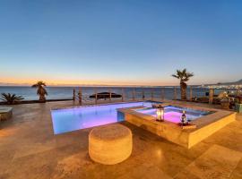 Stunning Luxury Ocean-Front Casa with Pool & Spa，La Bloquera的小屋