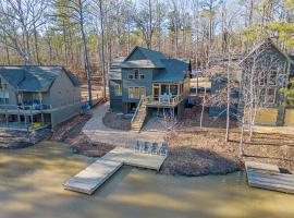 Harmony Cove Lakehouse: 3 Bed/3 Bath, hotel em Eclectic