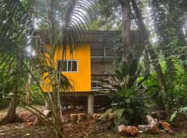 Tiny jungle house, few minutes from the beach、コクレスのホテル