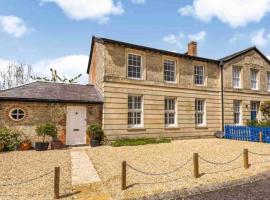 Large historic family home nr Longleat and Bath, hótel í Warminster