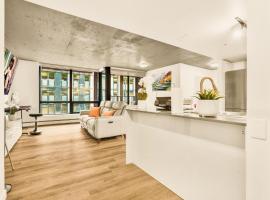 Urban Chic: Sleek 2BR in Heart of Vancouver, hotel in Vancouver