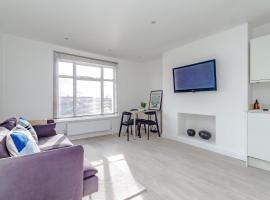 Luxury Apartment with Workspace, hotel in Croydon