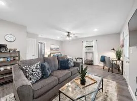 Baytown Private Studio Apartment covered patio Sleeps 4 by the bay skate park main street water park