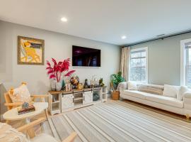 Luxury Condo, Steps to Downtown Montclair and Train!, hotel a Montclair