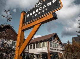Basecamp Lodge Canmore – hotel w mieście Canmore