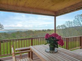 Beautiful Aquinnah Home Ocean View, Walk to Beach, hotel v destinaci Lobsterville