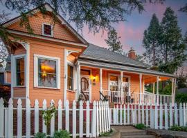 The Golden Parlor- Historic Victorian, Hot Tub, rumah liburan di Grass Valley