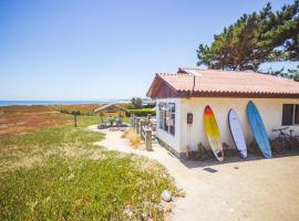 The Red Roof House WiFi, hotel in Pichilemu