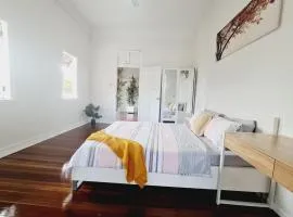 Exclusive location - 3-bedroom Unit in Maryborough CBD, 10ppl
