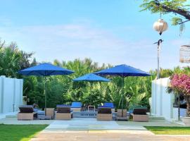 Entire Luxurious Villa - view Coconut Forest, hotel con parcheggio a Hiếu Nhơn