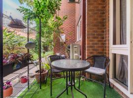 Wonderful redbrick house with free parking!, hotel with parking in Carnegie