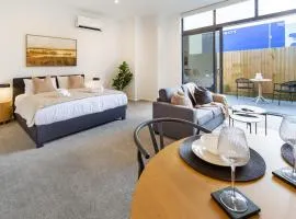 Single Level Studio, CBD Escape: King bed