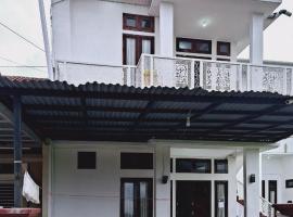 RedDoorz Syariah @Galliano Homestay Bukittinggi، فندق في بوكيتينجى