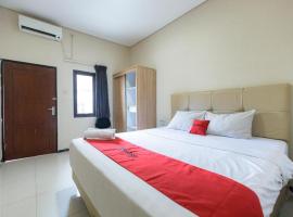 RedDoorz @ Osuko Residence Sukomanunggal Jaya, hotell i Sukomanunggal, Dermo-kulon