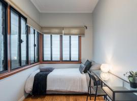 1 Private Single Room in Carramar 1-Minute Walk To Station - ROOM ONLY, villa i Sydney