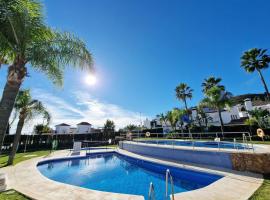 Sun & Palms - Luxurious 2 bedroom apartment with a great pool area، فندق في ميخاس