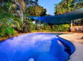 Tranquil 3BR King Home, Pool, BBQ, beach hotel in Trinity Beach