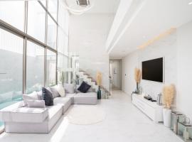 Aesthetic 3 Storey Villa Residence A23, Private Pool, close to Ma Doo Bua Café and Laguna, hotel in Ban Pak Lak