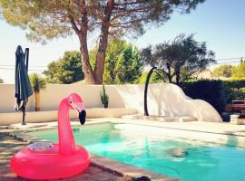 Villa avec piscine et hammam à 15 mn de la mer et 30mn de Marseille, hôtel au Beausset