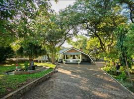 A wonderful 5 bedroomed 4 bathroom Villa with swimming pool gym garden of the highest quality - 2215, cottage in Victoria Falls