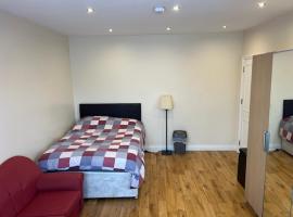 Spacious and Sunny double Room for comfortable nap, hotel Harrow on the Hillben