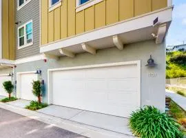 Plumeria Retreat - Modern, 3-story townhome with pool & patio - near downtown & the beach