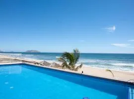 Spacious Apartment with Private Balcony & Ocean View - Brujas