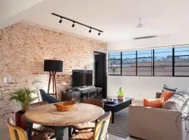 Cozy Apt. w/ Private Balcony & Great Lighting- Romanita 1