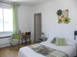 Hôtel Le Week-End, hotel v destinaci Pont-du-Châtel