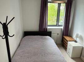 Charming bedroom in a shared 2-Bedroom Flat in Southall, London (next to Ealing Hospital)., homestay in Londen