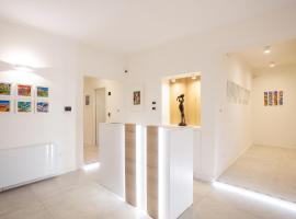 Lo Studio di viale Lo Re camere & caffe’, къща за гости в Лече