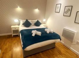 Modern Serviced 1 Bed Apartment - Sleeps 3 Near Heathrow, Thorpe Park, Windsor Castle - Staines TW18 London, Hotel in Staines upon Thames