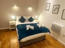 Modern Serviced 1 Bed Apartment - Sleeps 3 Near Heathrow, Thorpe Park, Windsor Castle - Staines TW18 London