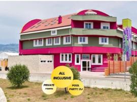 Hostel Zrće All Inclusive- ALL YOU CAN DRINK AND EAT!，諾瓦的飯店