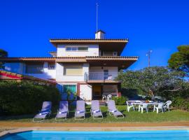 Villa Serena Only families Planet Costa Dorada, rumah liburan di Salou