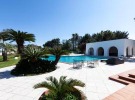 Villa Golia Pool Jacuzzi And Tennis - Happy Rentals, hotel en Galatina