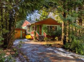 Vintage Downtown Cabin: Squamish şehrinde bir tatil evi